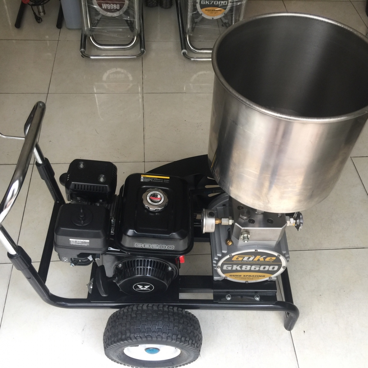 máy phun bột trét GK-8600 chạy xăng